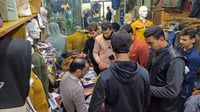 تاجر ألبسة في هيت يبيع 150 قطعة في اليوم الواحد: أنا 