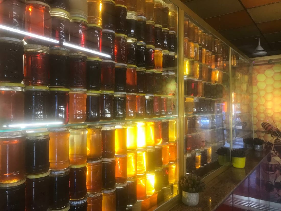 التشافي بالعسل يسحر البغداديين.. وطبيب مختص يفند الاعتقاد السائد