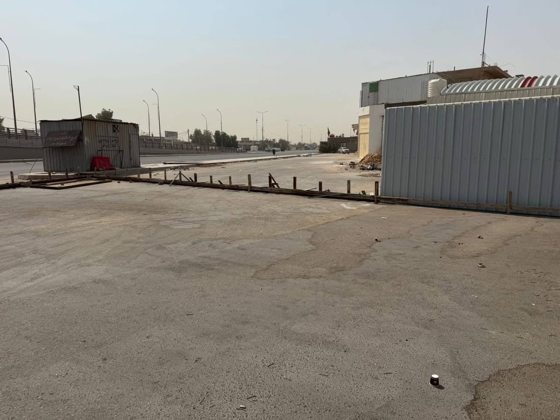 بلدية النجف تزيل “أساس موكب” بني على تبليط جديد في شارع ياحسين (صور)
