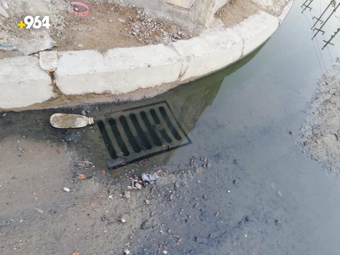 صور: “شهداء العبيدي” غارقة شتاءً وصيفاً.. أغطية المجاري تسرق والقمامة ترمى فيها