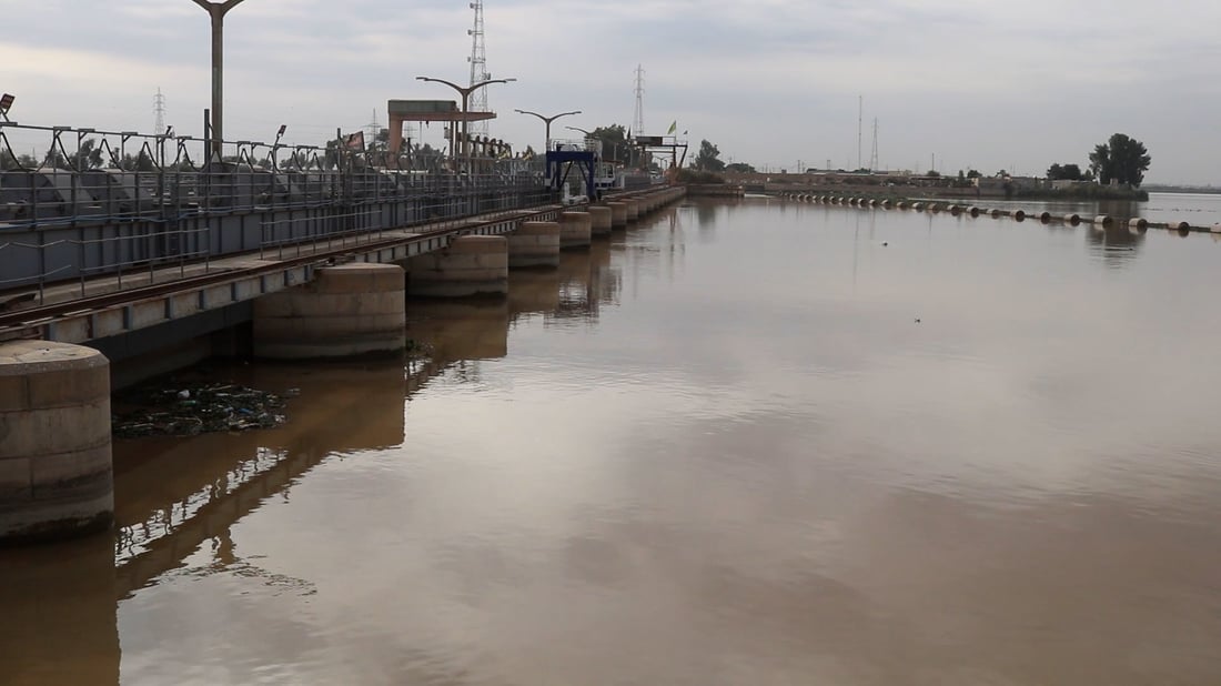 سد سامراء ينجح في تمرير الموجة الفيضانية نحو الثرثار (صور)