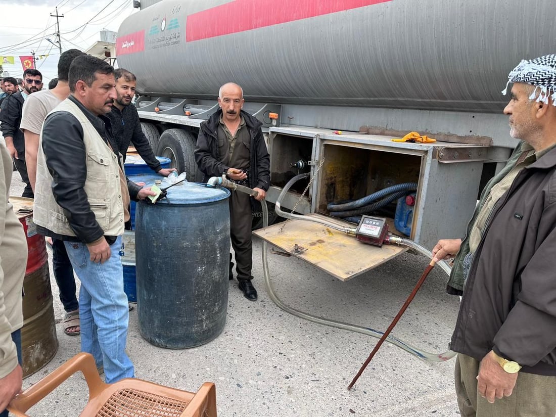 50 لتراً لكل أسرة.. الهجرة توزع 30 ألف لتر من النفط داخل مخيم “الخازر”