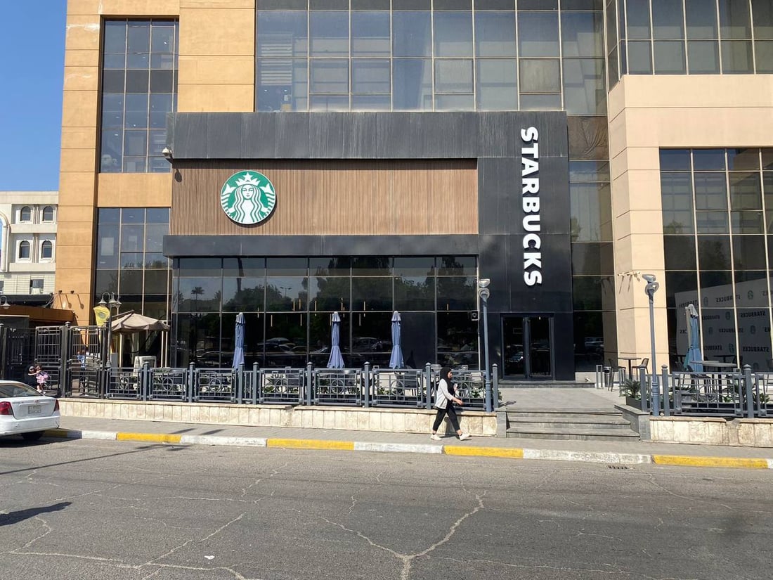 البغداديون يتمتعون بقهوة “ستارباكس” الامريكي رغم شبهة انتحال اسم الشركة