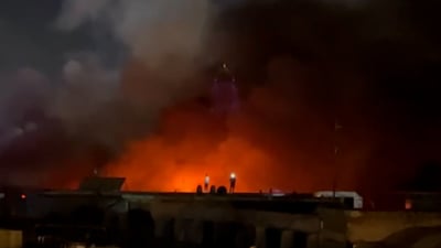 تیمەکانى بەرگرى شارستانى لە چەند قۆڵێکەوە هەوڵى کوژاندنەوەى ئاگرەکە دەدەن