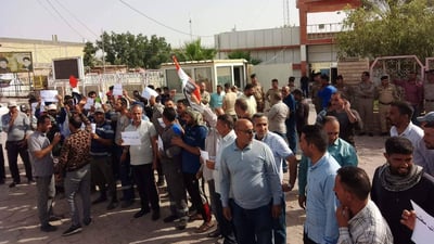 المشخاب أيضاً.. وقفة احتجاج أمام مبنى البلدية للمطالبة بتعديل سلم الرواتب