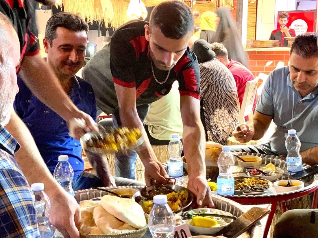 مطعم “بسطة” في حي الجامعة يقدم “كباب طاوة” ويسقيك اللبن من “الحِب” 24 ساعة