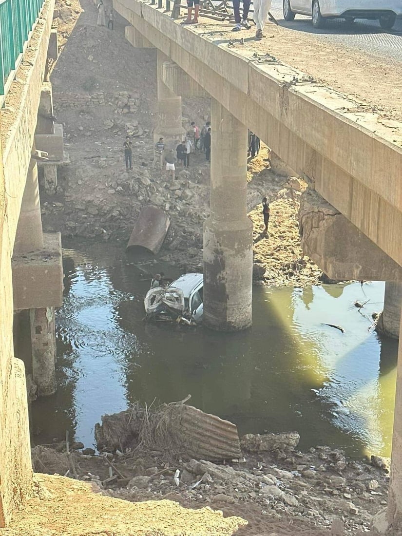 قبل قليل: سقوط “سورنتو” من أعلى جسر الحفار في الديوانية.. والسائق بخير (صور)