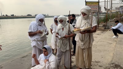 فيديو: صابئة بغداد لبسوا الأبيض وغطسوا في دجلة.. الملائكة صعدت والعيد الأصغر بدأ