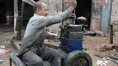 964 في ورشة “كبير فيترية الحردانية”.. يفكك أكبر المحركات وآلات المزارعين