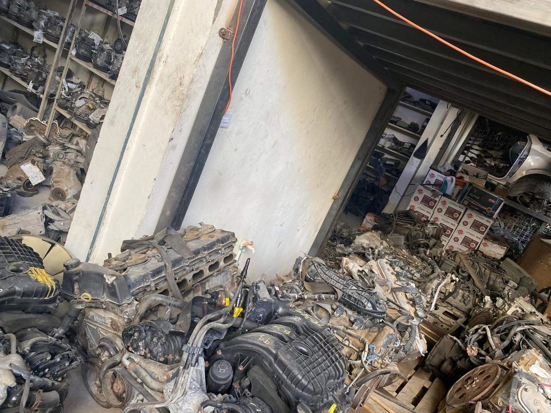 لصٌ يسرق خزنة كاملة في “أم العظام” (فيديو وصور)