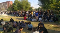 صور: عقود الكهرباء يعتصمون أمام بوابة الخضراء ويتحدثون...