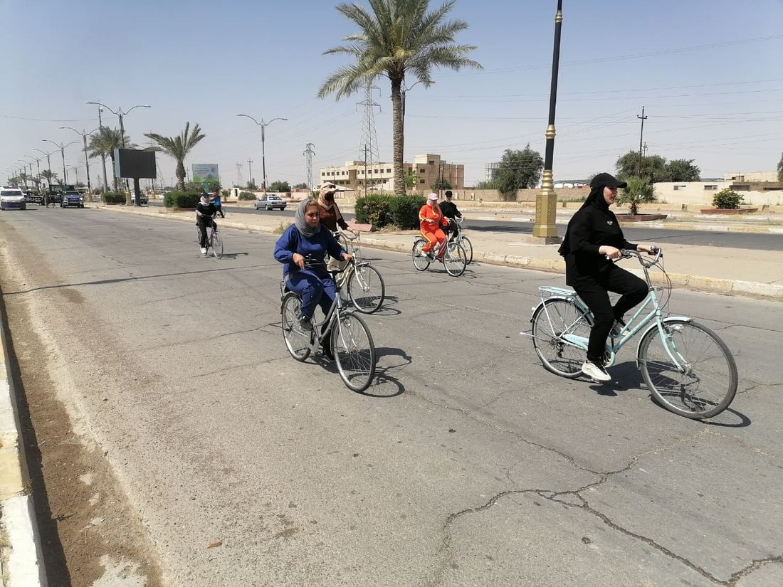 صور: أول سباق للدراجات الهوائية في تكريت يجمع 40 فتاة في شارع الاحتفالات