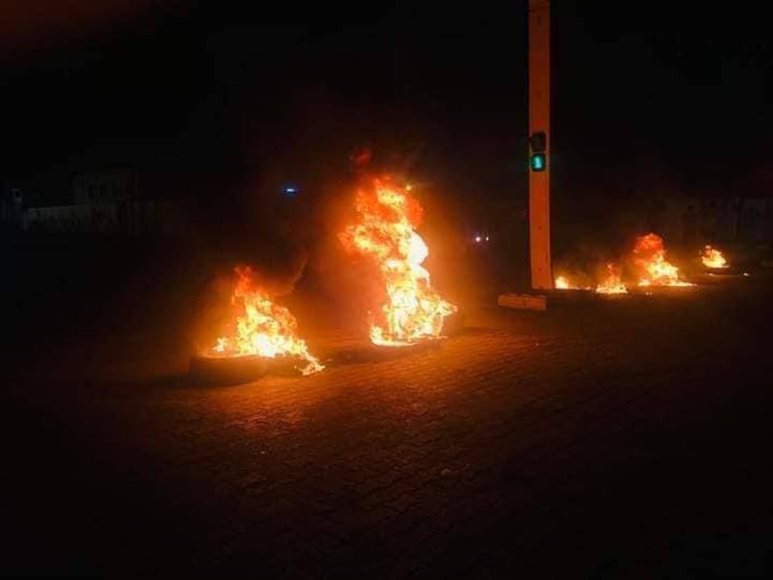 صور: “فوج دراجات الكوت” يغلق التقاطعات بالنار.. احتجاجاً على “سانت ليغو”