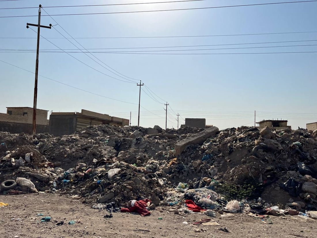 صور: الرستمية تحولت إلى “مكب كبير”.. القمامة تداهم سياج الكلية العسكرية!