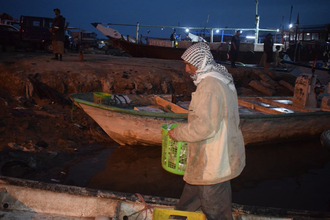 صور: رحلة صيد استمرت 5 أيام في عرض البحر تملأ مزاد النقعة بالأسماك