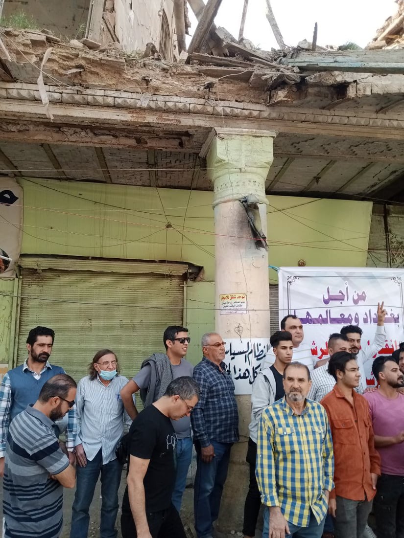 بغداد: تظاهرة فوق ركام مسرح “الهلال” التراثي.. “شارع الرشيد سيختفي”