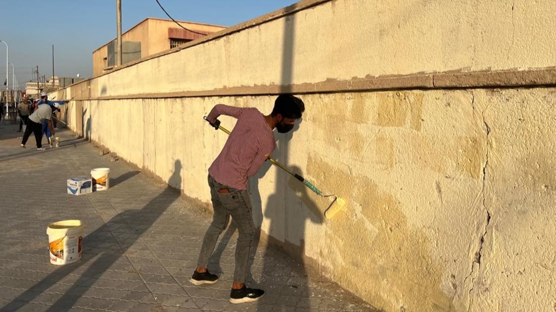 متطوعون عملوا بلا كلل واختاروا ألواناً جذابة.. مدارس الزبير أجمل الآن (صور)