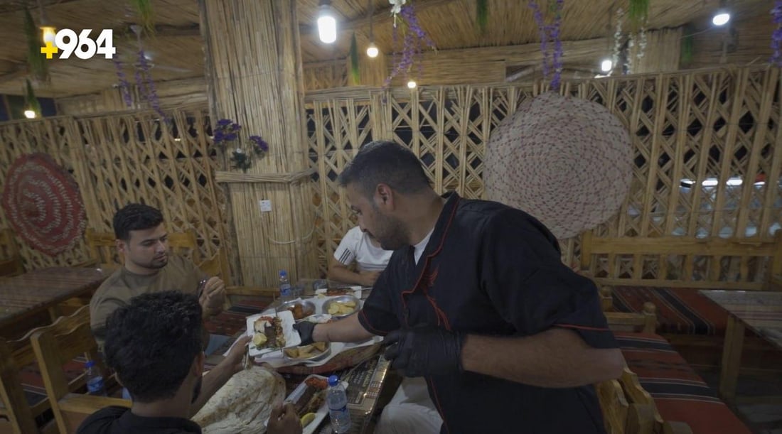 صور: مطعم في بعقوبة يلمس ذكريات العراقيين بـ “صينية بيت” وعلى السطح!