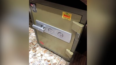 فيديو: الكاميرات تلتقط لحظة قيام عامل أجنبي في بغداد بسرقة 30 ألف دولار من “قاصة”