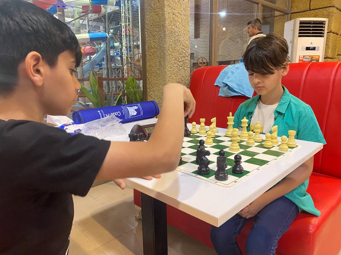 صور: البنات والأولاد في ذي قار يلعبون الشطرنج للتأهل الى بطولة العراق من 4 فئات