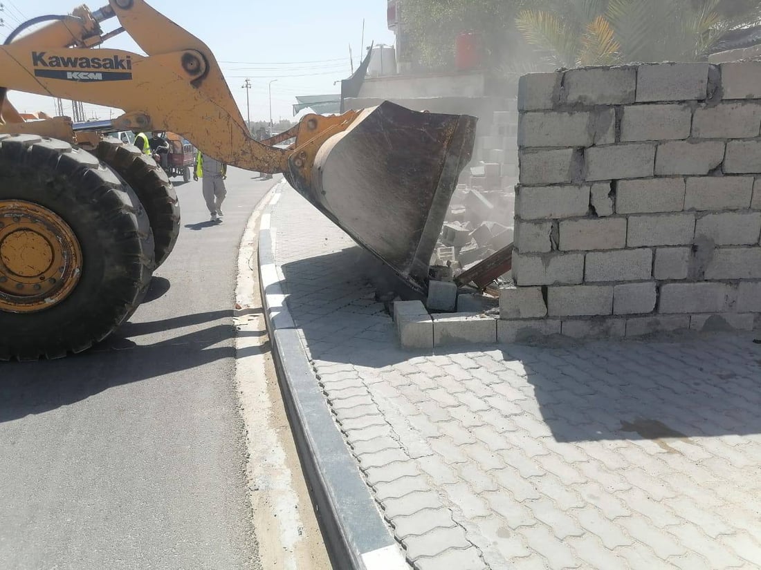 صور: تحركات غريبة في الزبير.. منازل قبيحة فوق رصيف حديث والبلدية تهدم بلا هوادة