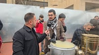لە شەقامی سالمی سلێمانی بەخۆڕایی خزمەتی خۆپیشاندەران �...