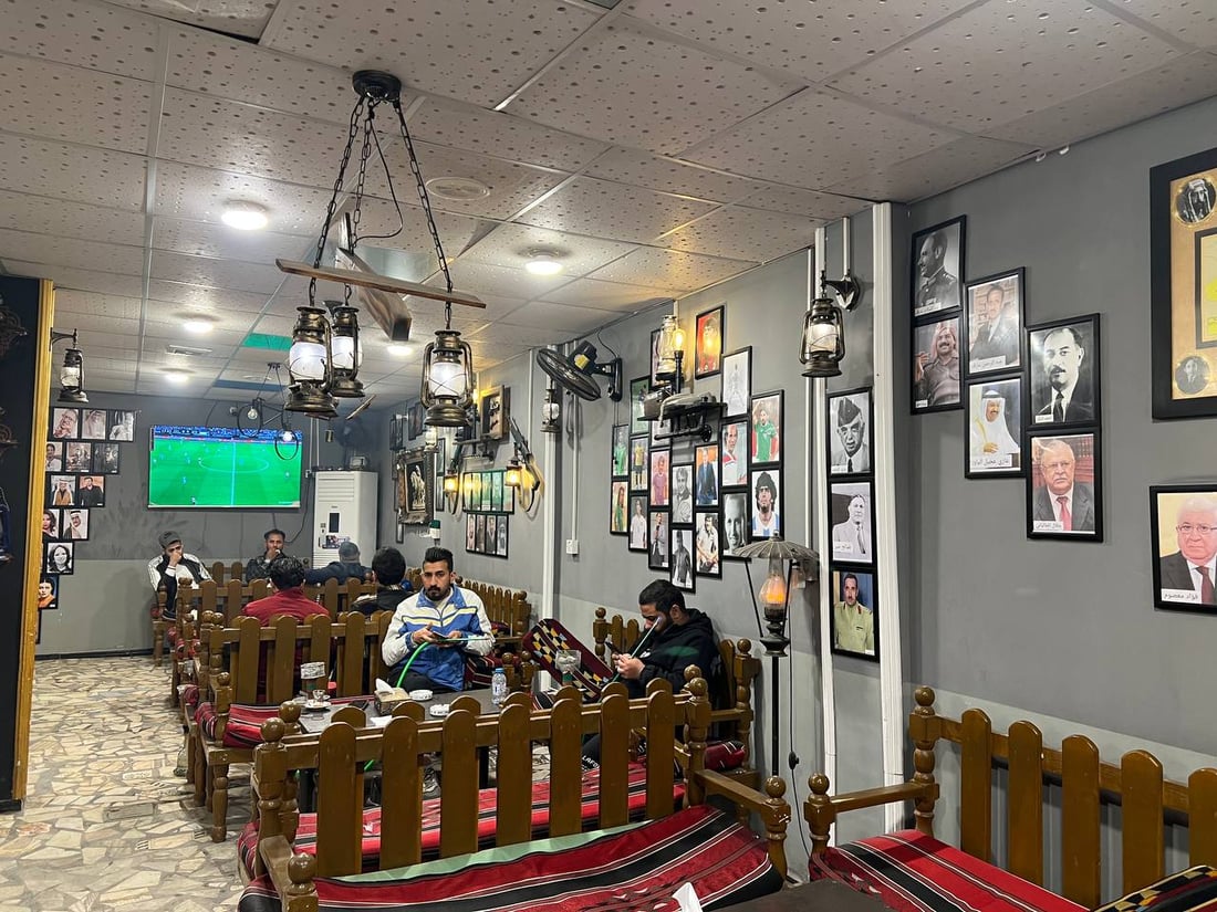 صور: شباب بصريون ينجحون بتحويل “بسطية” قهوة إلى ملتقى ثقافي