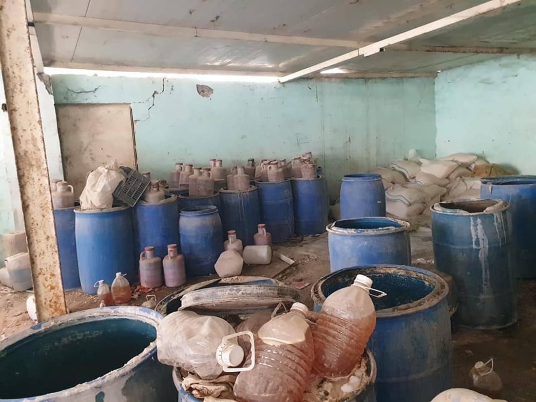 ضبط معمل طرشي متخفي في النجف.. حجز 70 طناً من المواد الأولية والتمور التالفة