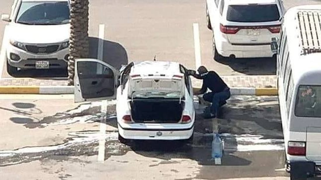 تنبيه صارم لوقف “التخريب”.. غسل وتصليح سيارات في مداخل شقق بسماية! (صور)