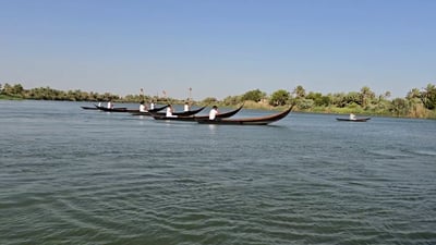 جدّفوا.. جدّفوا.. سيدة بريطانية مع شباب سوق الشيوخ بأسطول من قوارب السومريين