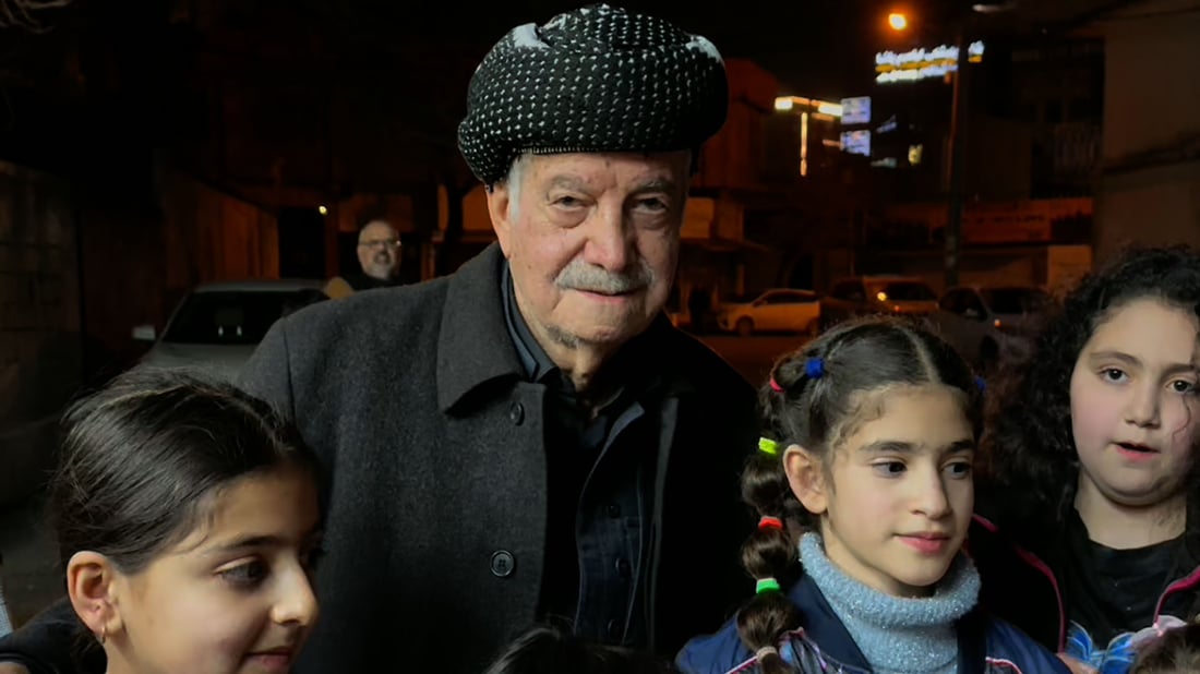 لە بری نوقل و پارە دەفتەر و قەڵەم دەداتە قوتابیان