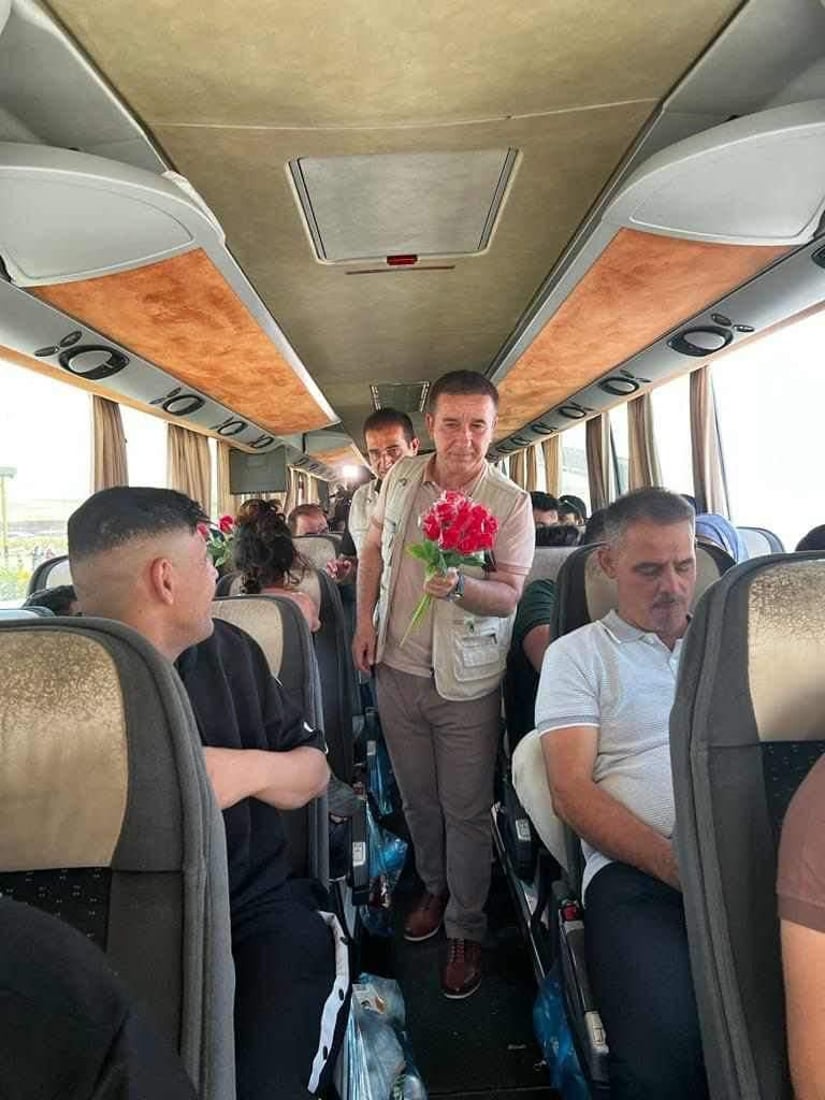 دهوك تستقبل سائحي العيد بالورد والحلوى.. وإجراءات الدخول أسهل (صور)