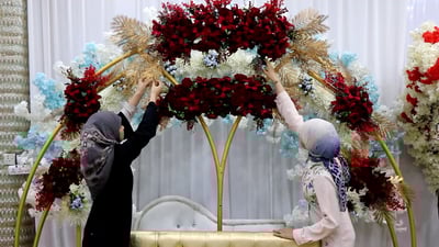 الكوت تصنع ذاكرة حُبّ لا ينسى.. حين يصمم خيال زينب وآية “كوشات” العرس (فيديو)