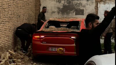 لە ترسی رووخانی دیواری گەراجەکان ئۆتۆمبێلەکانیان لەسەر جادە رادەگرن