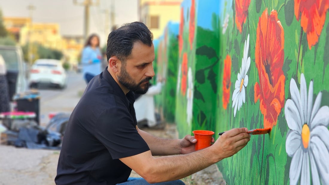 هونەرمەندانی کۆیە دیواری گۆڕستانێک گوڵڕێژ دەکەن