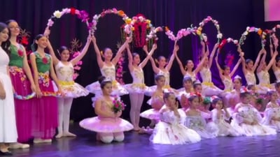 کیژۆڵەکانی لەیزین جلی جوانیان پۆشیوە و نمایشی بالێ دەکەن