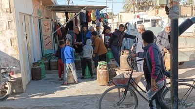 صور: قنينة الغاز بـ 5 آلاف.. 3 متبرعين يتصدون للغلاء في مندلي