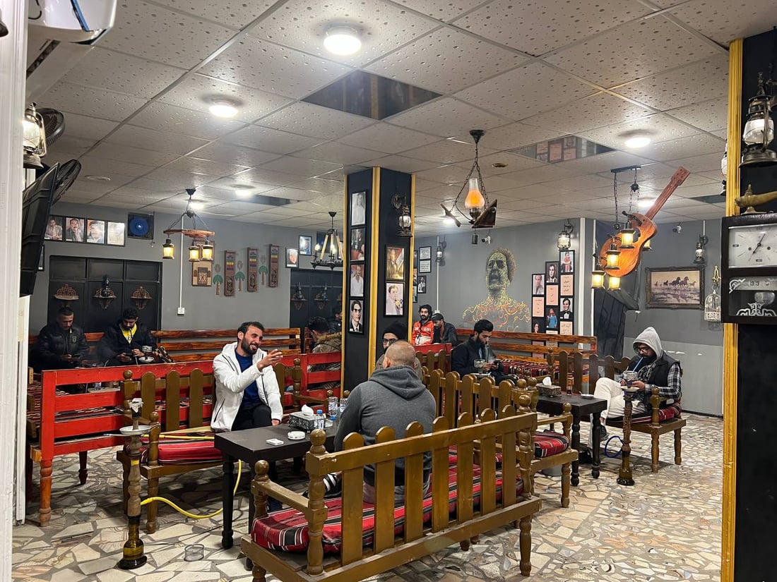 صور: شباب بصريون ينجحون بتحويل “بسطية” قهوة إلى ملتقى ثقافي