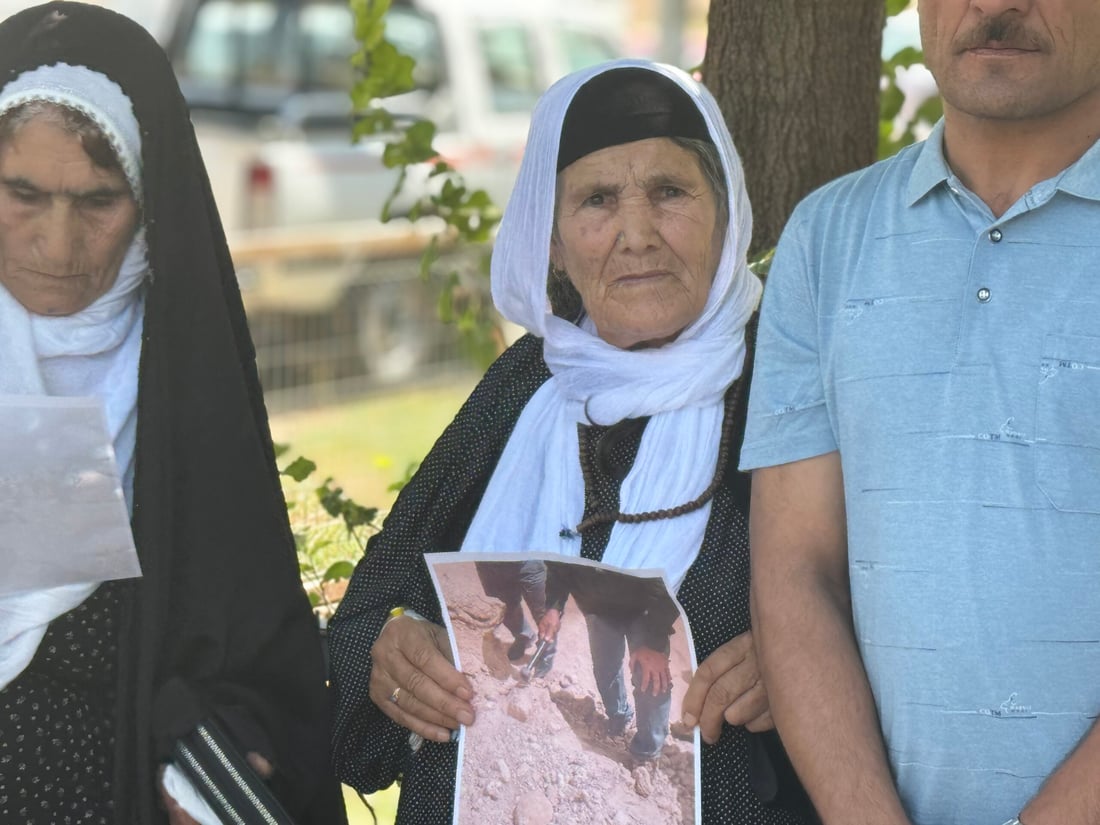 “رێز لە گۆڕى ئەنفالکراوانمان بگرن و بە شۆفڵ و حەفارە هەڵیان مەدەنەوە”