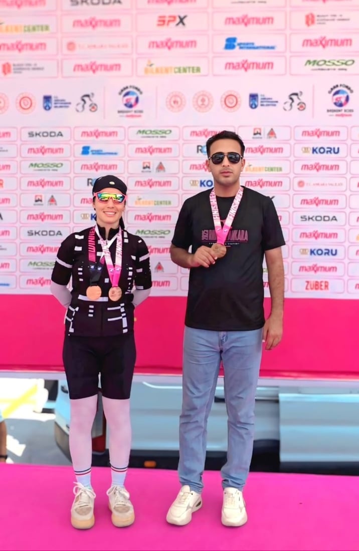 فتاة من الناصرية تخطف الأنظار في أنقرة.. فاطمة يوسف تتوج ببرونز سباق الدراجات