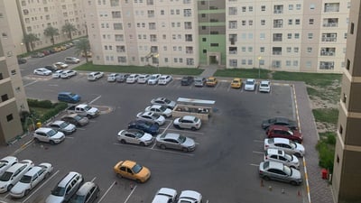 غسيل على الجدران وأحذية في الممرات.. بسماية تستعين بالشرطة لرفع التجاوزات (صور)