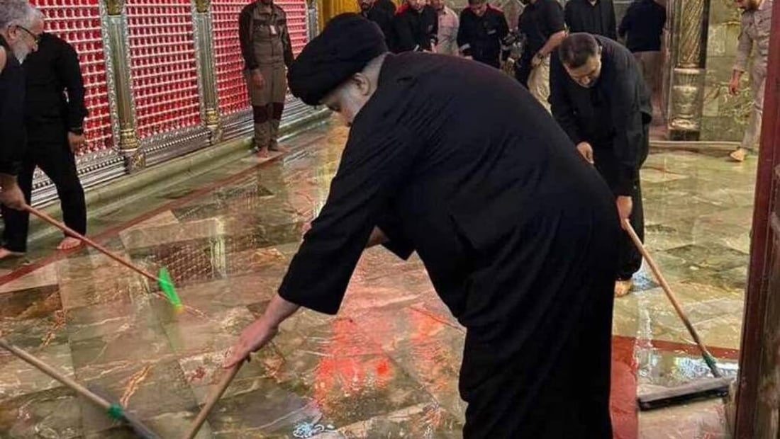 صورة: الصدر يشارك في غسل العتبة العلوية