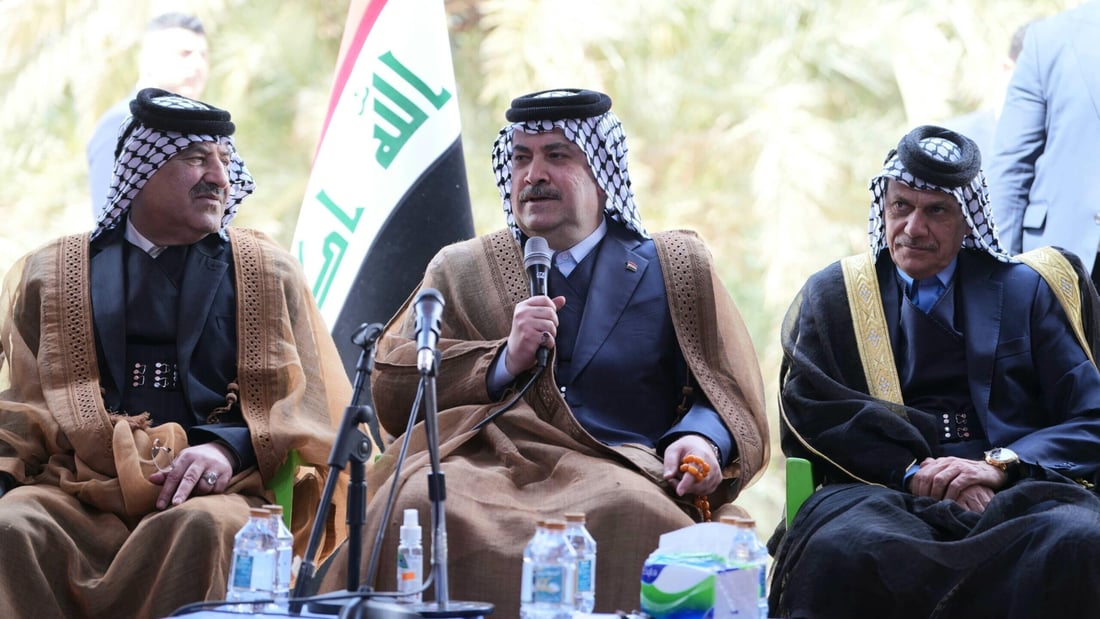 “هنيال العمارة بيك يا ابن شياع”.. السوداني بالزي العشائري يتبادل التهاني (فيديو)