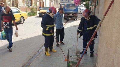 (صور) نجفي يستغيث بالدفاع المدني بعد قيام أفعى بالتهام طيوره