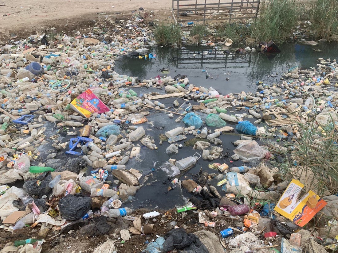 ناشط بابلي ينشر صوراً صادمة لنهر القاسم وهو “يغرق” في النفايات