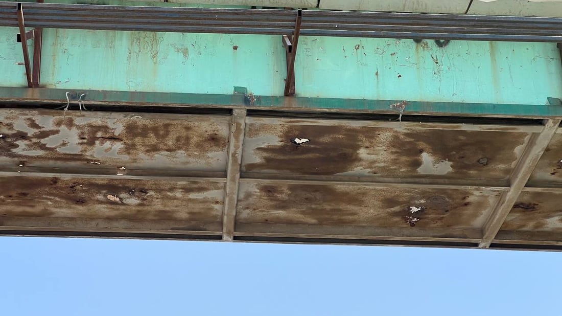 صور مقلقة لجسر المشاة في شارع فلسطين.. لا يستخدمه المارة
