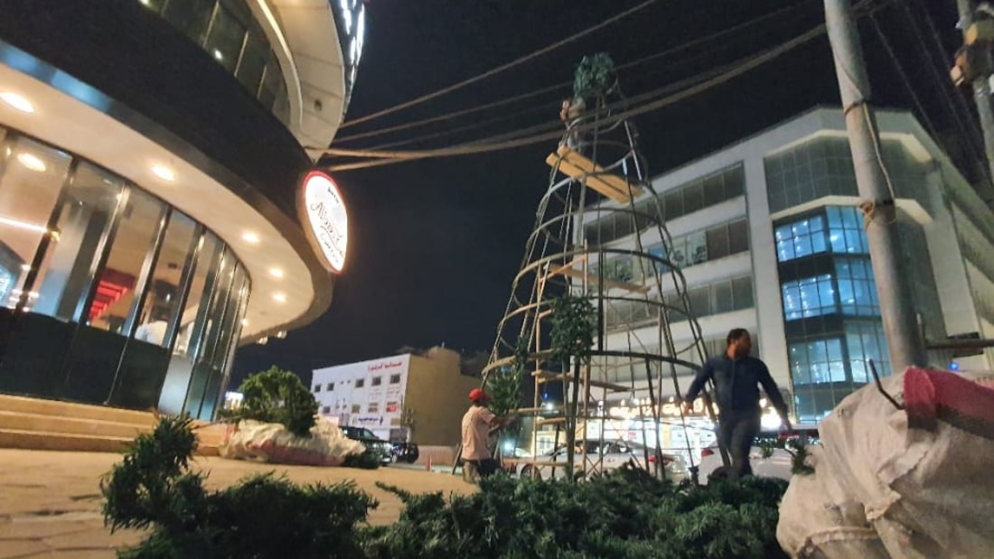 أبو الخصيب تحتفل مبكرا.. أشجار “كريسماس” تملأ الشوارع وأسعارها ترتفع (صور)