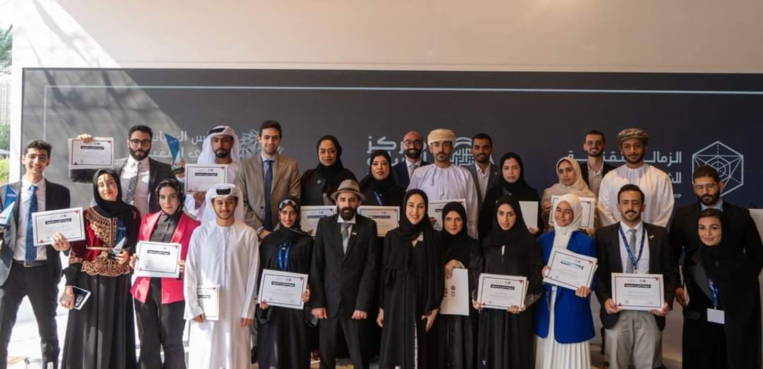 الإمارات تكرم زمرد أحمد من جامعة الكوفة.. أصغر باحثة في طاقة الفضاء (صور)