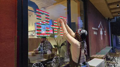 ستیکەری ئاڵای کوردستان بازاڕەکانی پڕکردووە و خەریکە دەبێتە ترێند