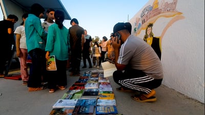 فيديو: رصيف الكتب بالتركمانية في تلعفر و”أحببتك أكثر مما ينبغي”